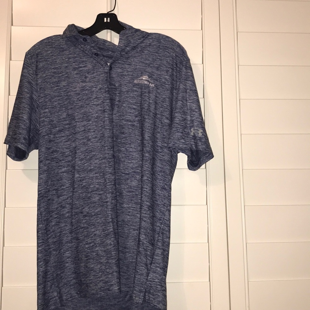 Men’s white and blue patterned golf tee